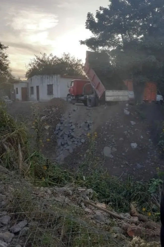 Vecinos desesperados: piden que dejen de tirar basura al canal