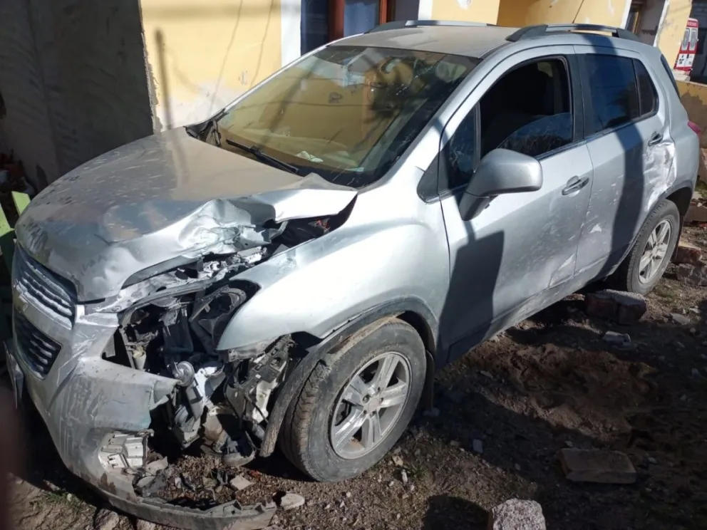 Brutal choque: un auto se llevó puesto una casa