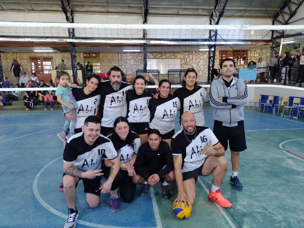 Voley: La Escuela Municipal del Bolsón se quedó con el torneo mixto "90 Aniversario"