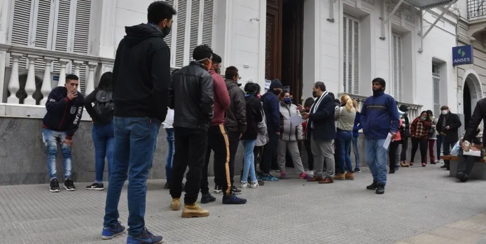 Para cobrar el bono de $45.000, salteños volvieron a hacer fila desde la madrugada en el ANSES