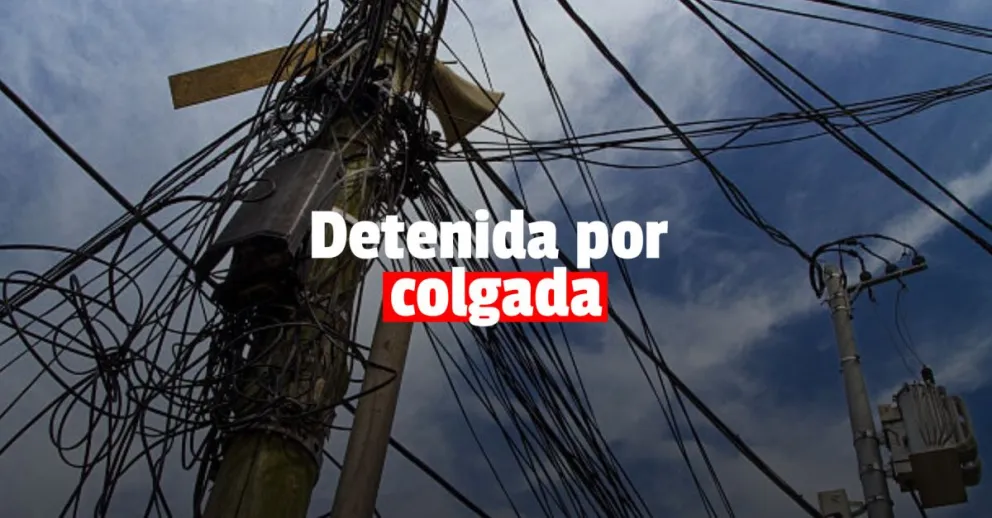 Detuvieron a una mujer por colgarse de la luz