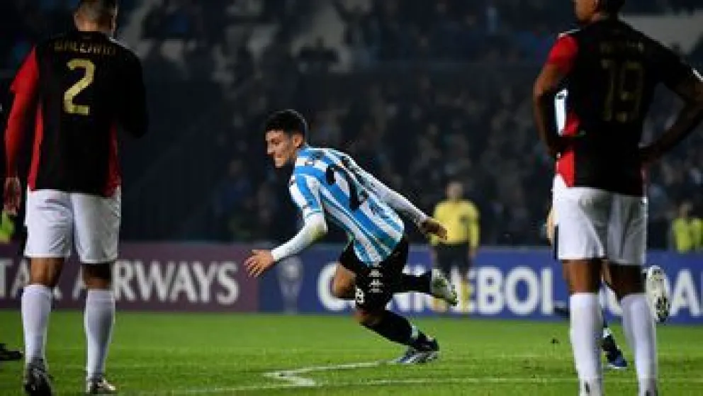 Racing le ganó a Melgar de Perú y quedó líder en su zona