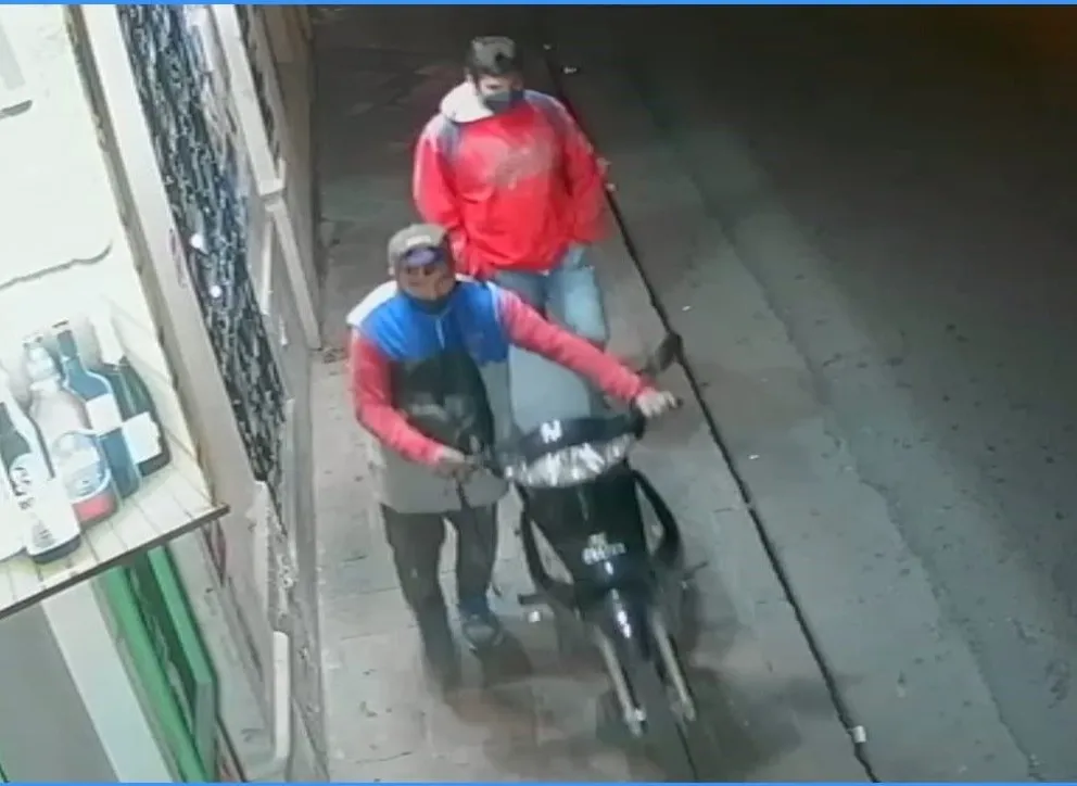 Robaron una moto en segundos y quedaron registrados por las cámaras de seguridad