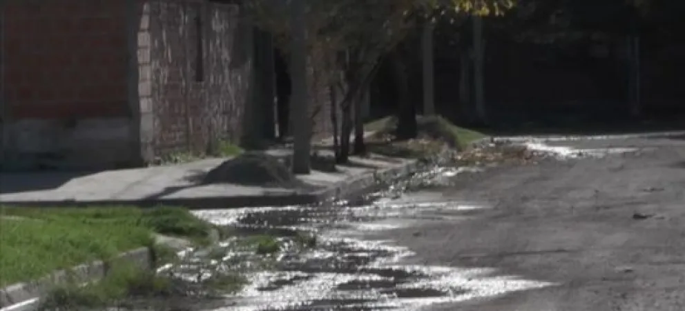 "Es mucho el olor": los vecinos llevan dos años aguantando la pérdida de agua