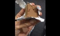 |VIDEO| ¡Un asco! El chocolate de una reconocida marca Argentina le venía con “sorpresa” adentro