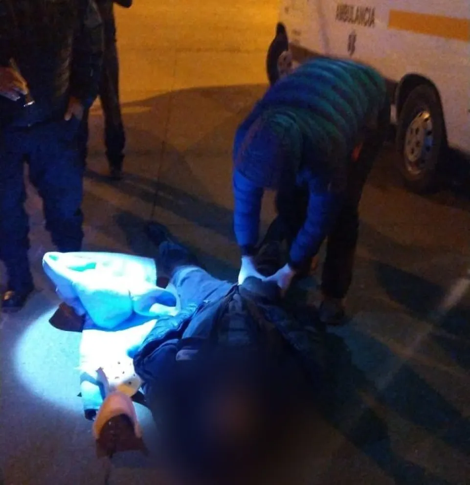 Manejaba una motocicleta, derrapó y cayó 