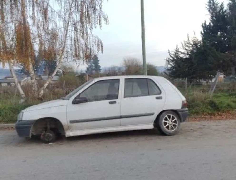 Se le rompió el auto, lo dejó en la calle y apareció sin ruedas