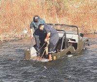 Un auto quedó varado en medio del río Quemquemtreu