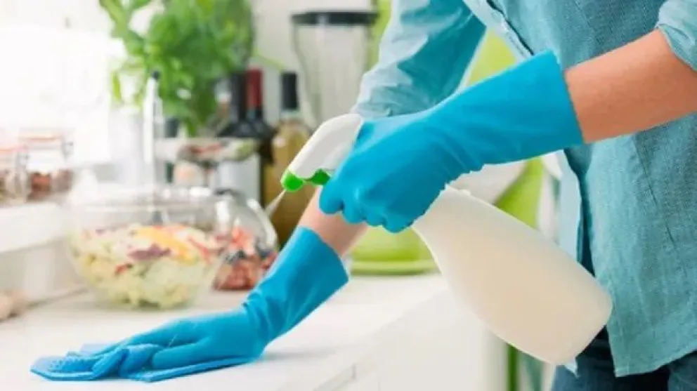 La ANMAT prohibió un líquido sanitizante ofrecido en plataformas