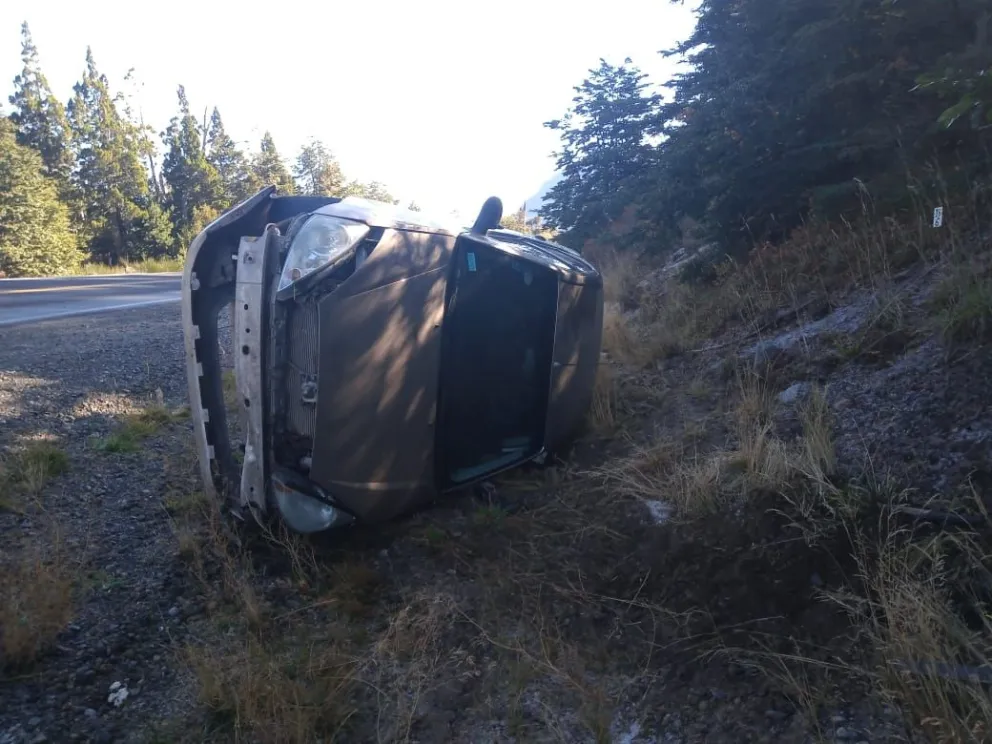 Tres autos derraparon en la misma curva por presencia de hielo