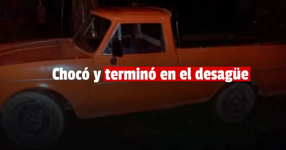 Un joven perdió el control de su camioneta y volcó en un desagüe