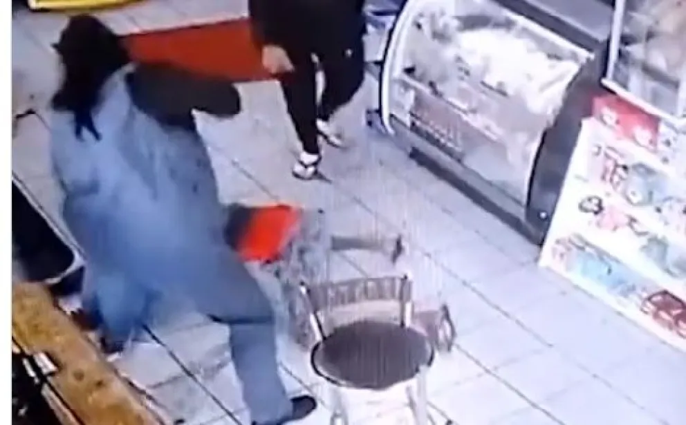 Video: acosador le tocó la pierna y recibió una merecida paliza 