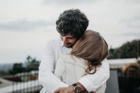 Las mujeres que abrazan a sus parejas se estrezan menos
