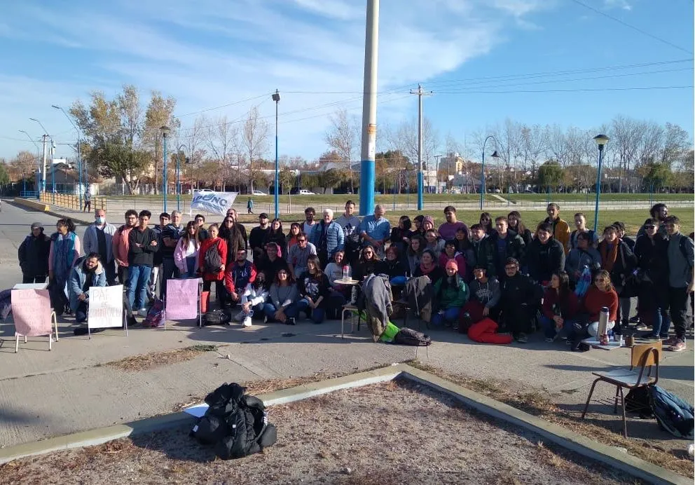 Estudiantes de FADECS realizaron clases públicas en la rotonda de Mendoza y Canal Grande