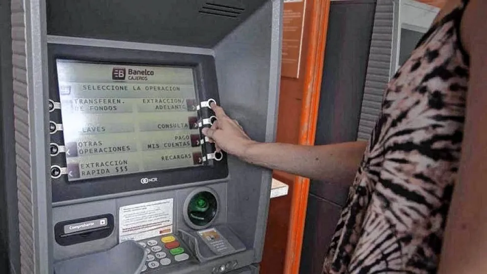 Los bancos se suman al cobro de comisiones por depositar dinero en efectivo