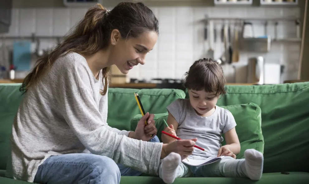 Au Pair: de qué se trata el programa para viajar barato y cobrar en dólares
