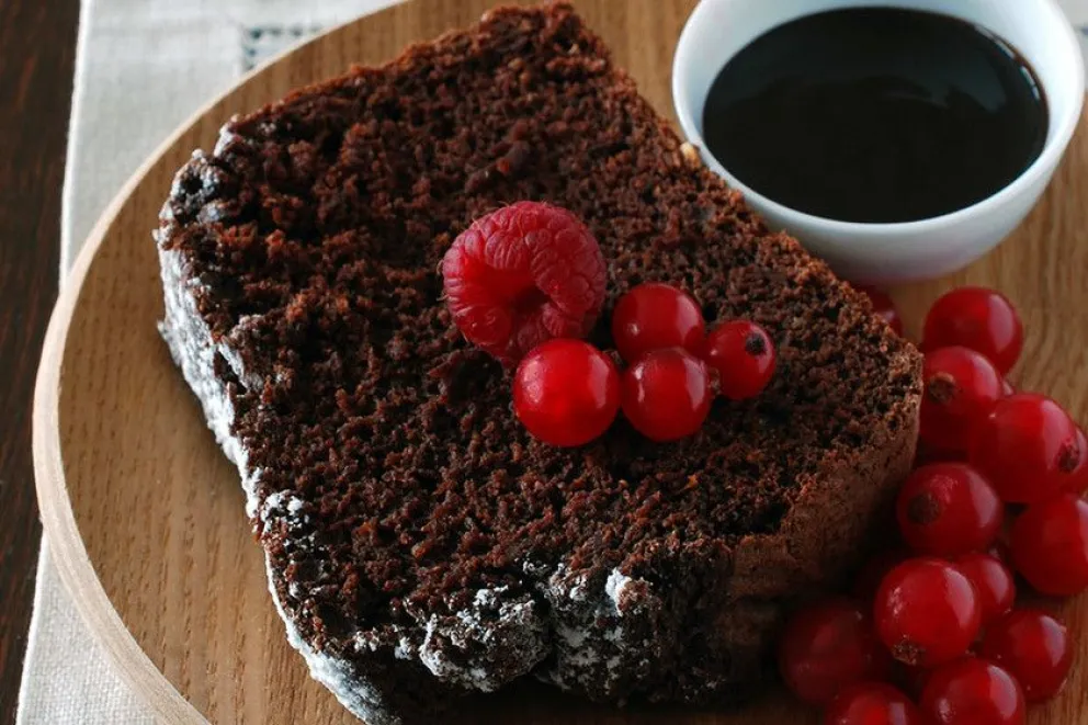 En sólo 3 pasos prepará una torta vegana en la licuadora