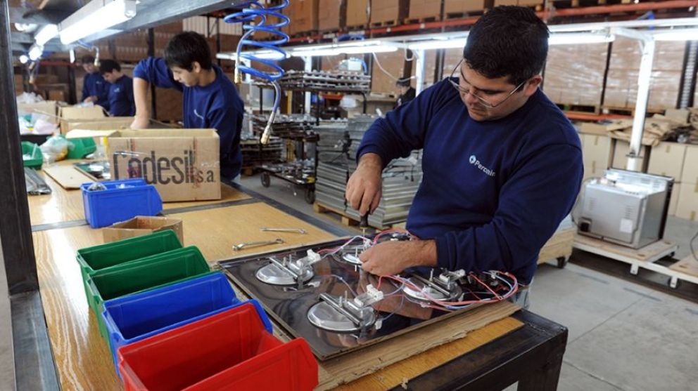 El Presidente firmó el decreto para el Programa "Puente al Empleo"