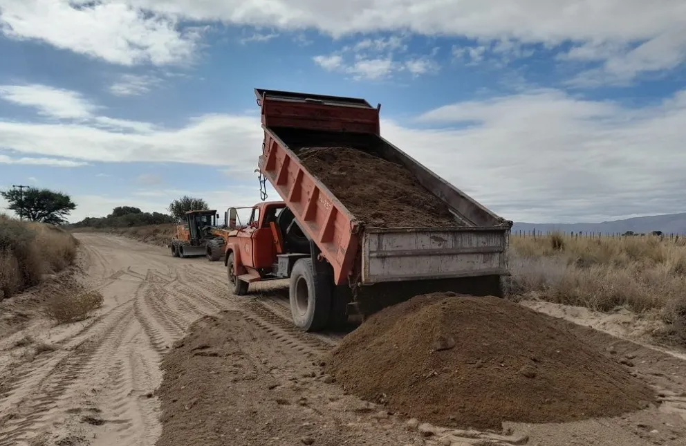 Trabajos de mejora y mantenimientos de caminos en  Quines y San Francisco