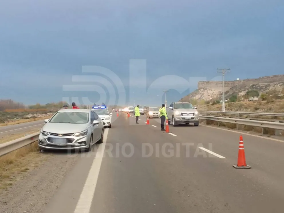 Circulaba en moto alumbrando con celular y ocasionó un siniestro vial