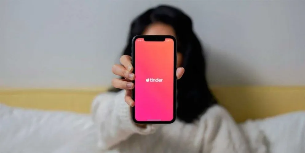 La estafadora de Tinder violó la prisión domiciliaria y salió de compras en Santa Fe