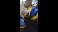 Video: la peligrosa maniobra de un hincha de Boca para treparse a la bandeja de la Bombonera