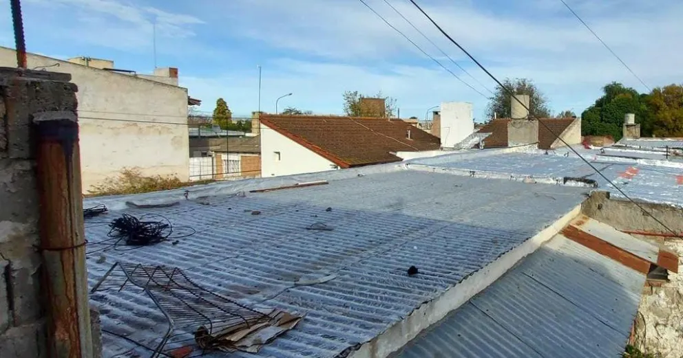 Vecinos se quedaron sin dormir por jóvenes corriendo sobre los techos