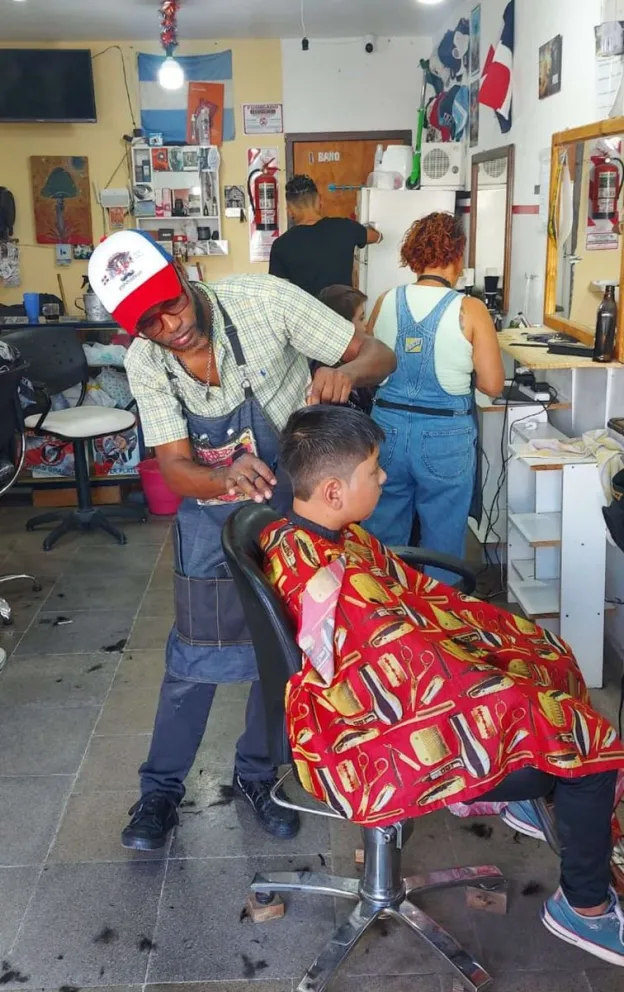 "Hacemos esto con mucho amor": un peluquero decidió realizar cortes solidarios