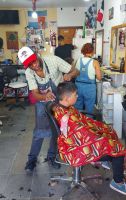 "Hacemos esto con mucho amor": un peluquero decidió realizar cortes solidarios
