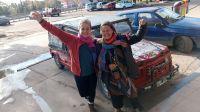 Laura y Olga viajan por el mundo en un Mehari y pasaron por Viedma: cómo fue su experiencia