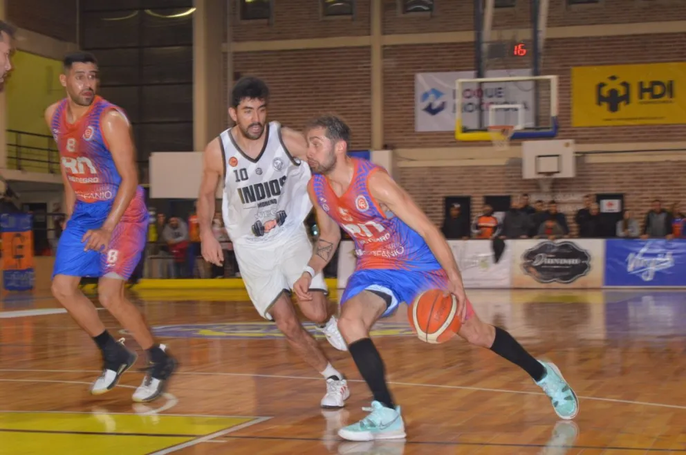 En una noche llena de polémicas, Deportivo Roca cayó en tiempo suplementario ante Indios