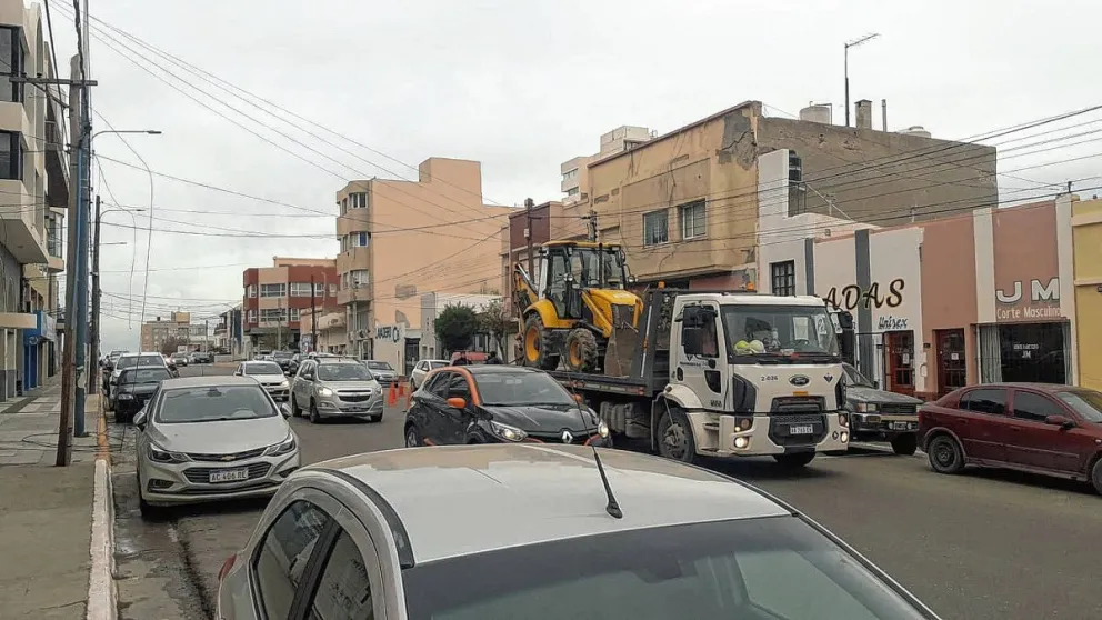 Un camión pasó por calle Sarmiento, enganchó y cortó cables del centro de monitoreo