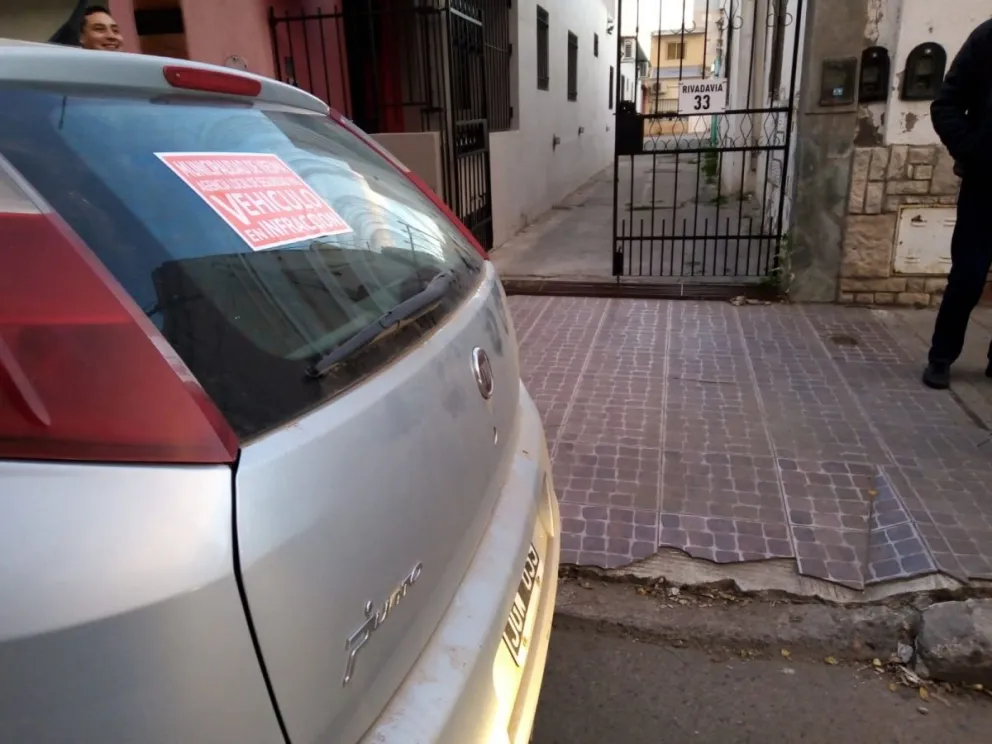 Total desaprensión: un automovilista dejó más de siete horas su vehículo obstruyendo la bajada de un garage