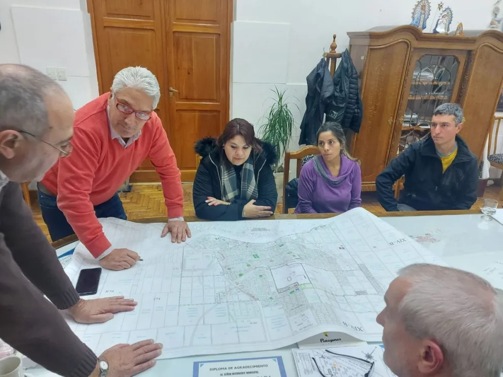 Vecinos del barrio San Miguel se reunieron con el Intendente y pidieron por las cloacas