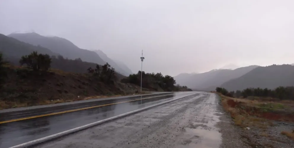 Solo llueve entre Bariloche y El Bolsón, pero anuncian intensas nevadas para esta noche