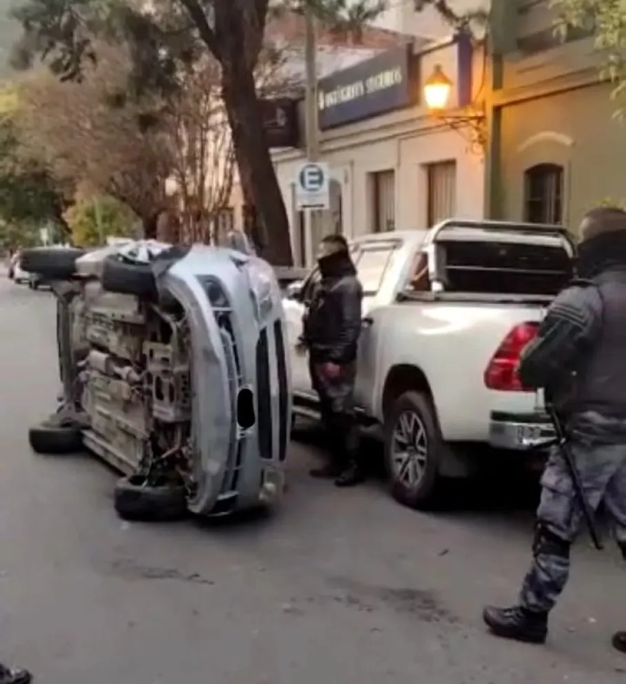 |FOTOS| Como si no pasara nada: salteño dejó su auto volcado en medio de la calle