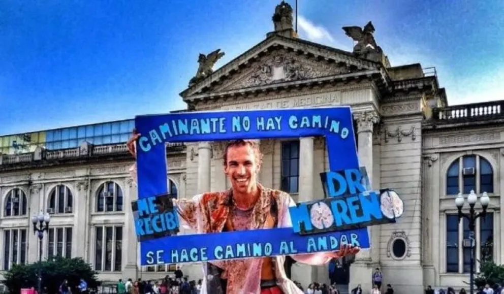 Conocé la historia de superación de este joven que se recibió de médico