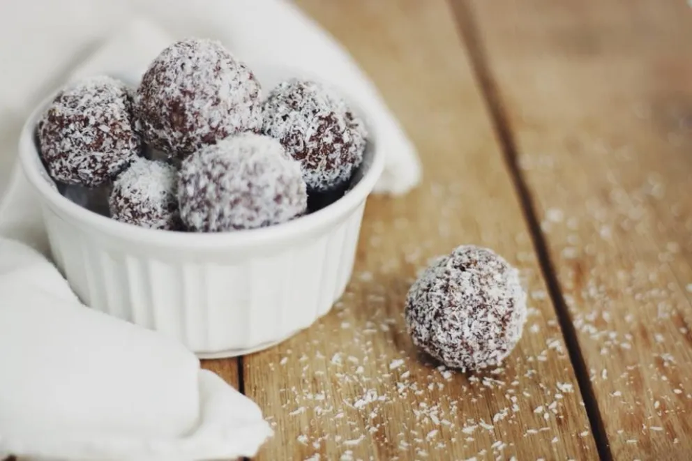 Riquísimas y fáciles: cómo hacer trufas de chocolate y coco, con corazón de maní