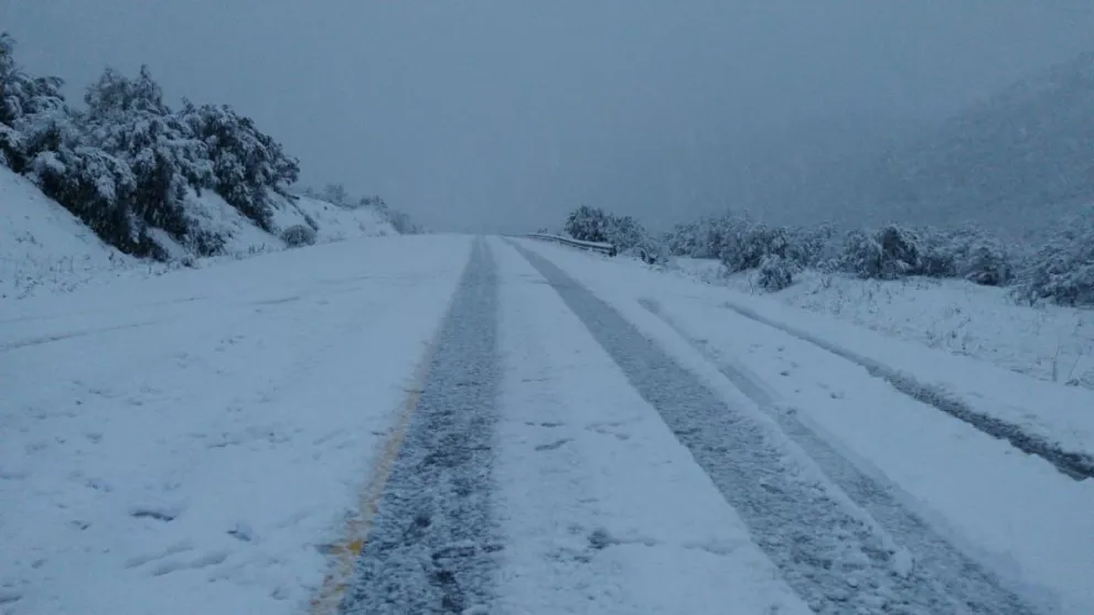 Extrema precaución por presencia de tramos con acumulación de nieve en ruta 40