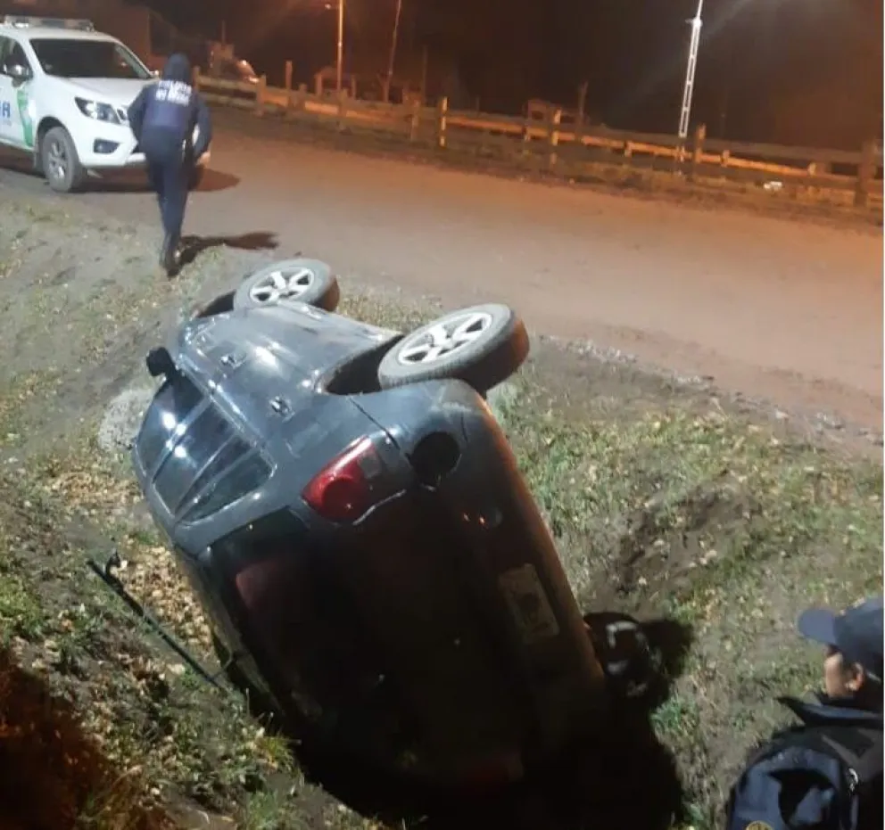 Susto por aparatoso vuelco: Un auto terminó dentro de una zanja