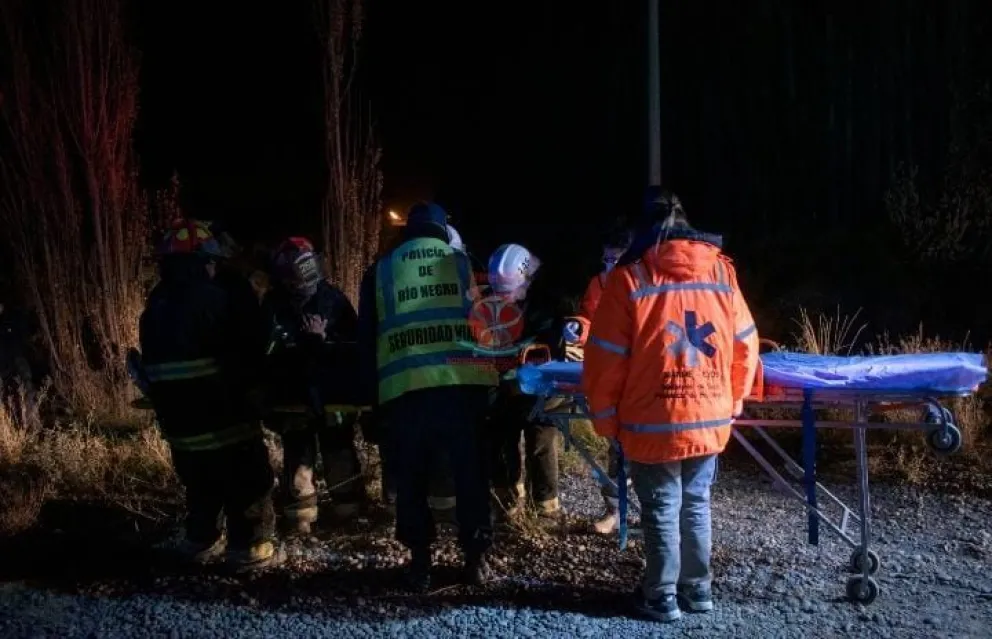 Ruta 22: terminó en un desagüe y una persona tuvo que ser extraída por bomberos