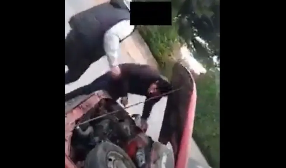 Un vecino filmó e increpó a dos jóvenes que estaban robando un auto a plena luz del día