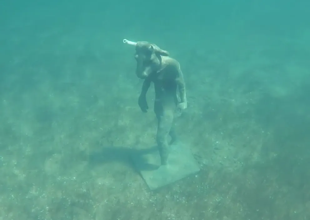 Especial para el buceo: Encontraron esculturas bajo el lago Mari Menuco