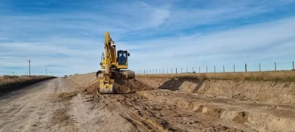 A buen ritmo avanzan los trabajos de Vialidad Provincial en el camino a Bahía San Blas