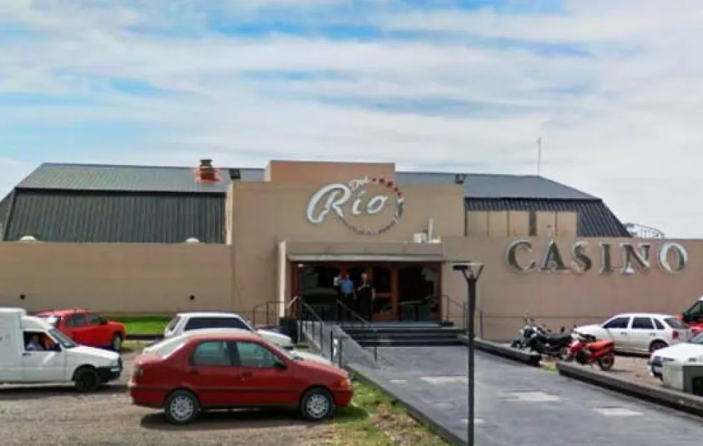 Un delincuente con tobillera electrónica quiso robar, luchó contra una familia, huyó y salieron a buscarlo