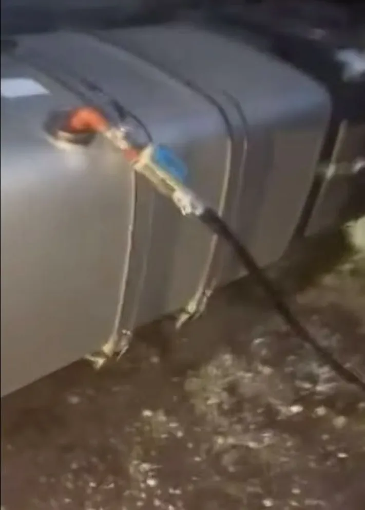 Grabaron a dos camioneros robando combustible