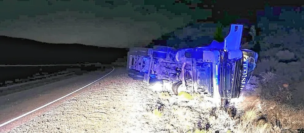 Camión que transportaba poliuretano volcó a 30 kilómetros de Fitz Roy