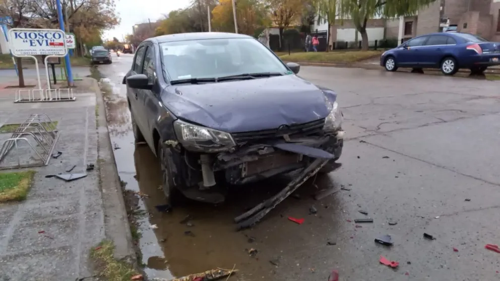 ¡A meter el auto al garaje! Otra vez chocaron vehículos estacionados y se dieron a la fuga