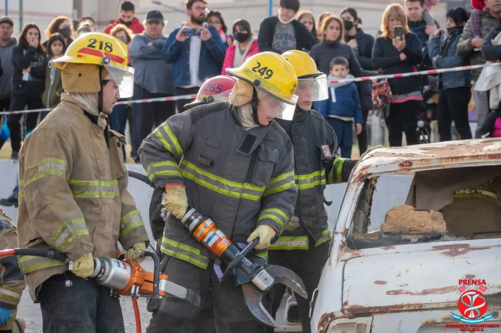 Jóvenes para el orgullo: Esta semana toman juramento a 8 Bomberos