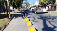 Comenzaron a sustituir los bodoques de cemento de las ciclovías en Avenida Belgrano